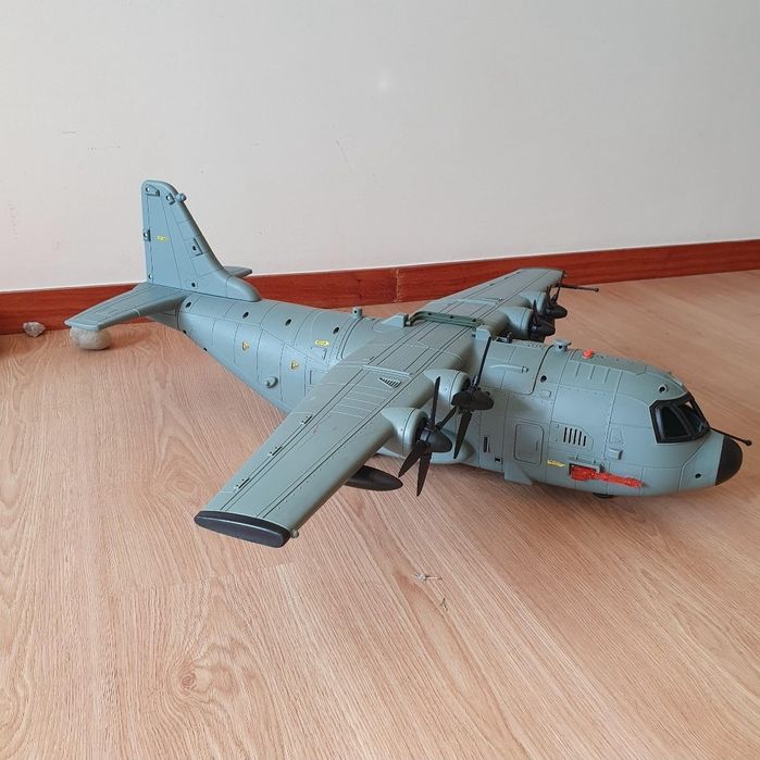 Avião de guerra grande