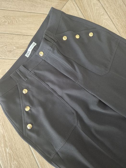 Czarne eleganckie spodnie damskie z szeroką nogawką i rzędowymi guzika