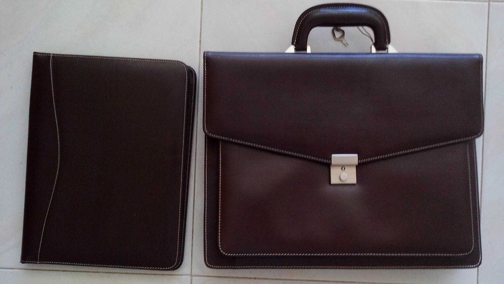 Mala de executivo nova em caixa com bloco de notas castanho