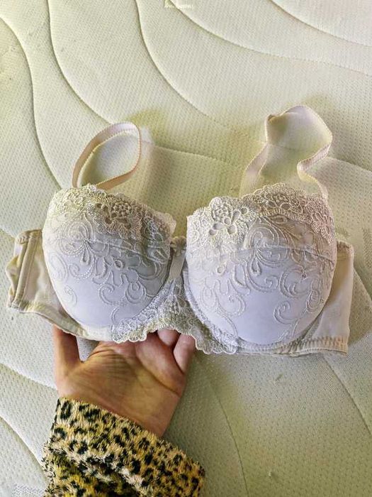 Biały stanik biustonosz w błyszczącą koronkę wiessman 70c push up