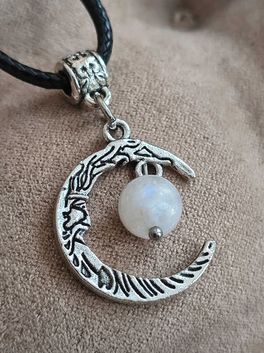 Кулон з місячного каменю