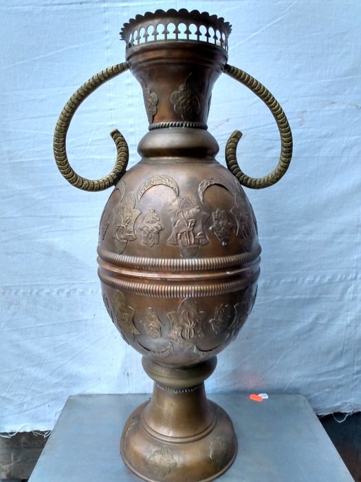 Miedziany wazon dzban na wodę