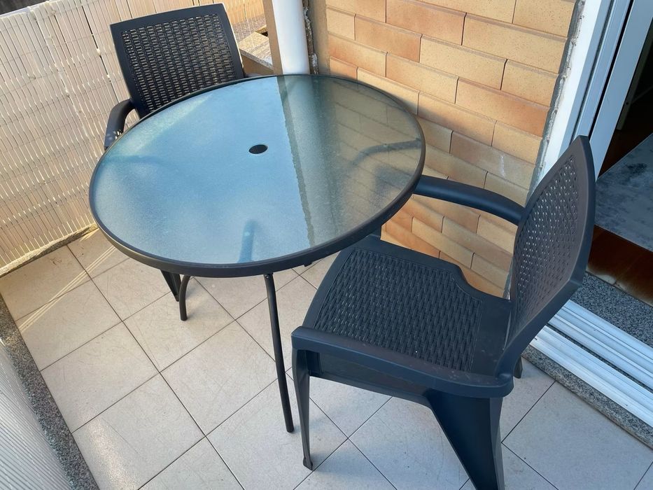 mesa exterior de jardim com 3 cadeiras iguais