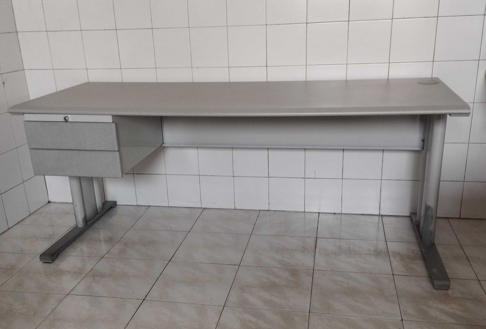 Secretaria com bloco de gavetas suspenso, usada em bom estado