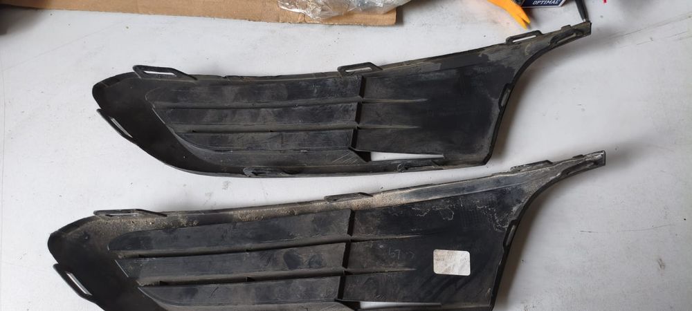 Заглушки бампера передні на Volkswagen Jetta USA 2.5 
2011 рік
5C6 853 666