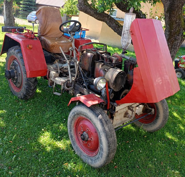 Traktor, brony, pług i kopaczka.