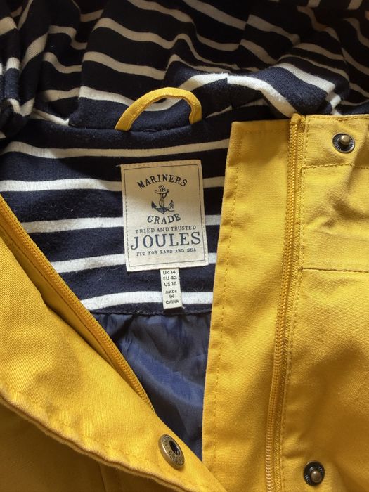 Весняна яскрава куртка дощовик