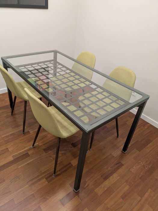 Mesa de jantar IKEA em ferro  com tampo de vidro
