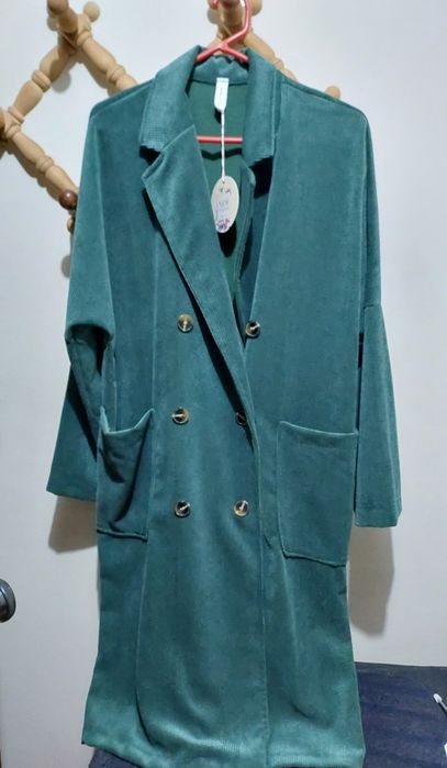 Casaco comprido verde bombazine.
