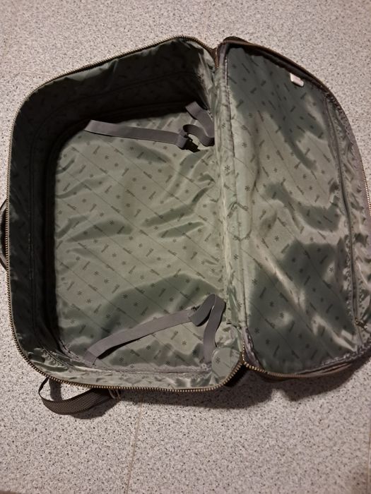 Mala de viagem  com trolley mas dá para usar de tiracolo