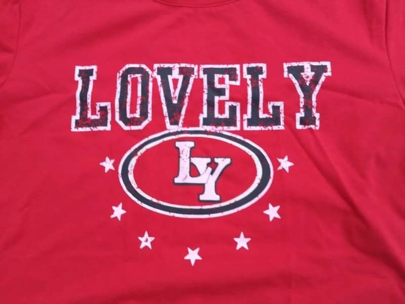 T-shirt vermelha com desenho Shein