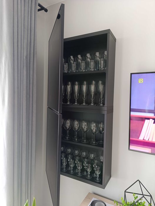 Zestaw dwóch witryn IKEA Besta