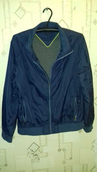 Продам чоловічу куртку-бомбер-вітровку