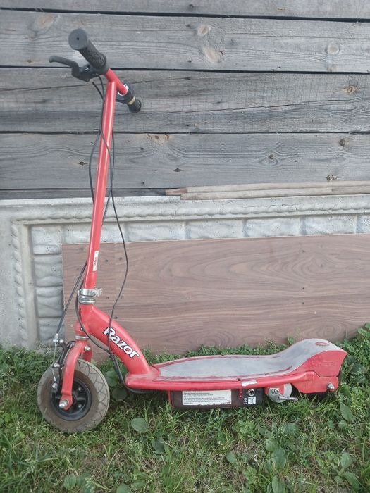 Продам Самокат Razor е100