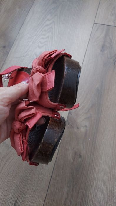 Sandały na platformie i obcasie 36