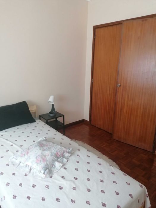 Quarto individual  junto á  Faculdade de Economia na Av. Dias da Silva, próximo do ISMT e Polo I