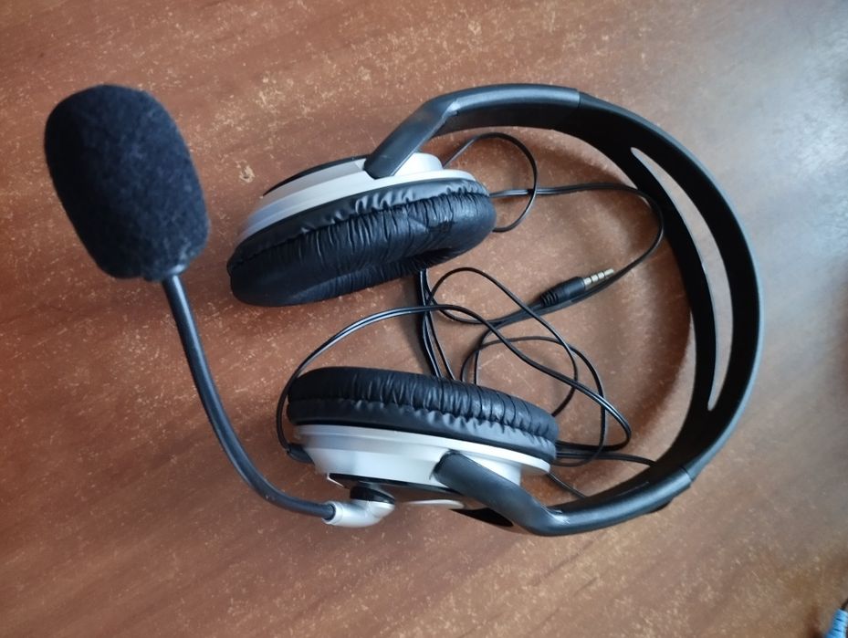 Беспроводные Bluetooth и проводные наушники.