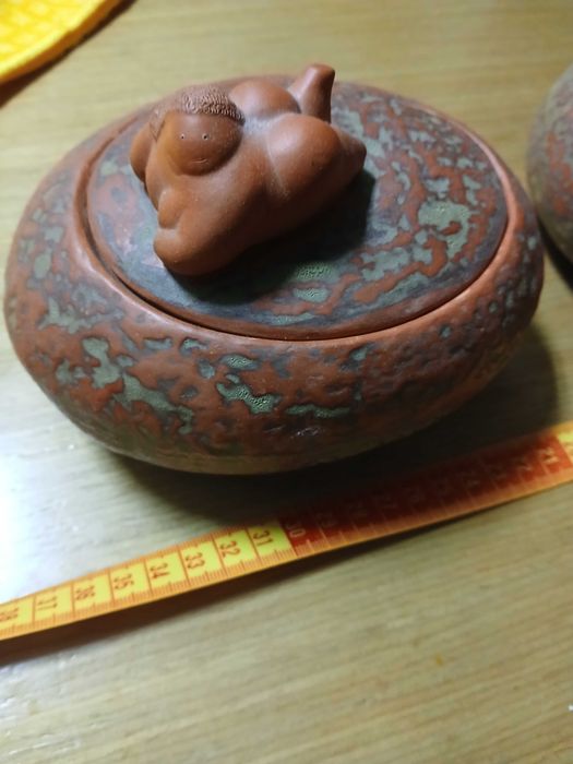 2 peças decorativas, uma tem tampa (talvez seja barro)