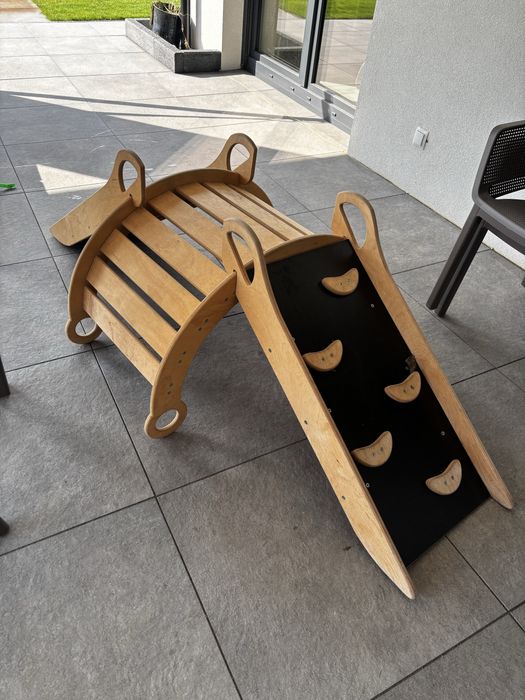 Drewniany plac zabaw Montessori 3w1 – bujak, zjeżdżalnia i ścianka wspinaczkowa