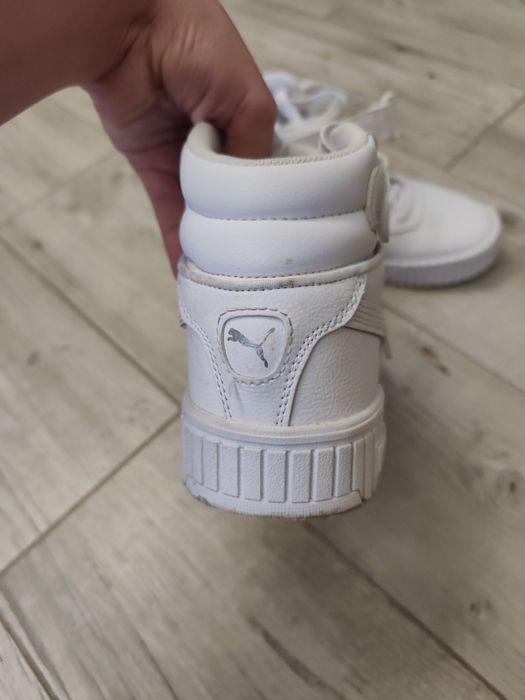 Puma Carina 2.0 Mid Winter Sneakers білого кольору.
