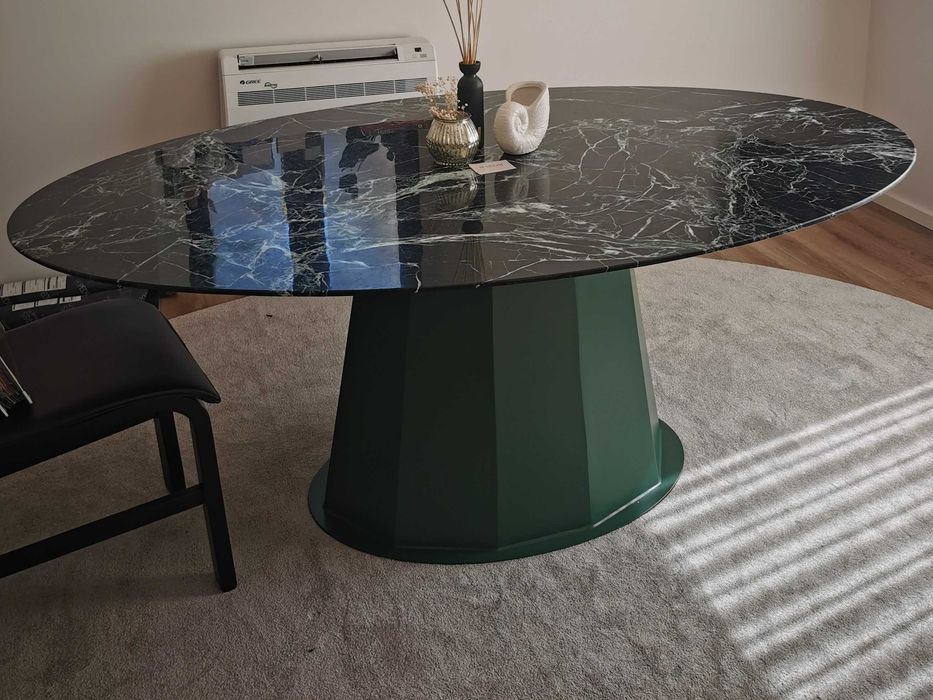 Mesa em mármore e ferro