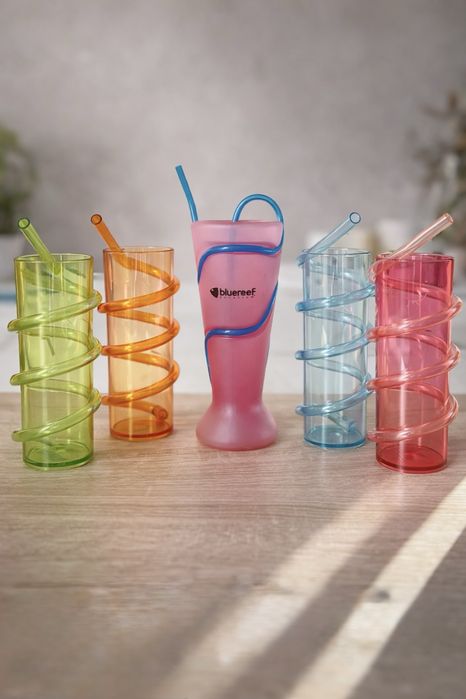 Zestaw 5 kolorowych kubków / plastikowych szklanek ze spiralną słomką