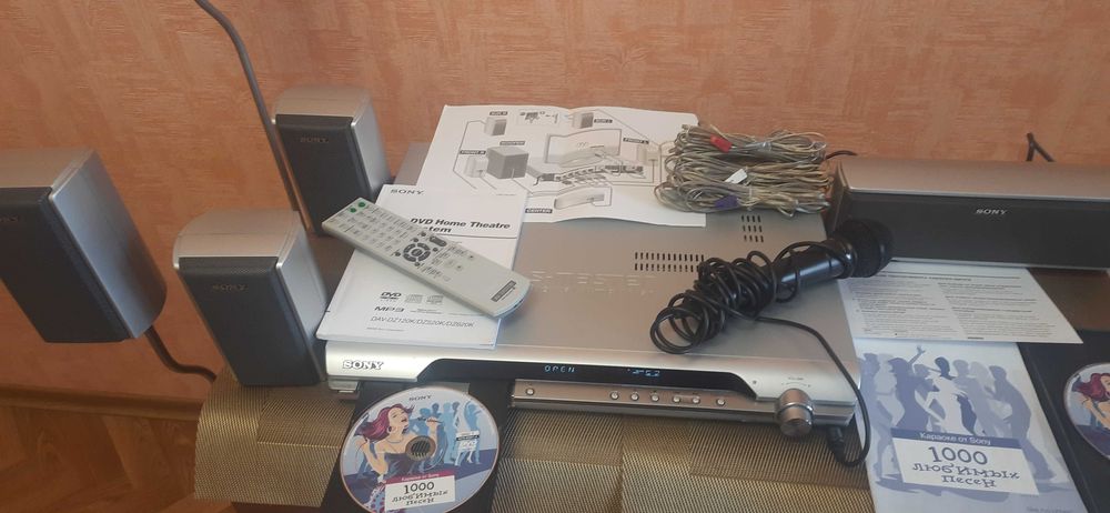 Домашній кінотеатр с караоке Sony DAV-DZ120K