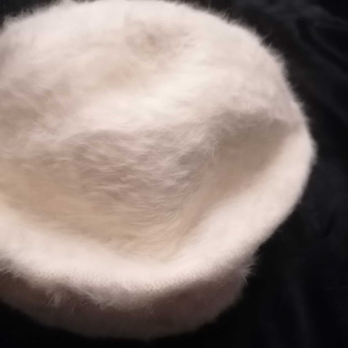 Czapka toczek w kremowym kolorze