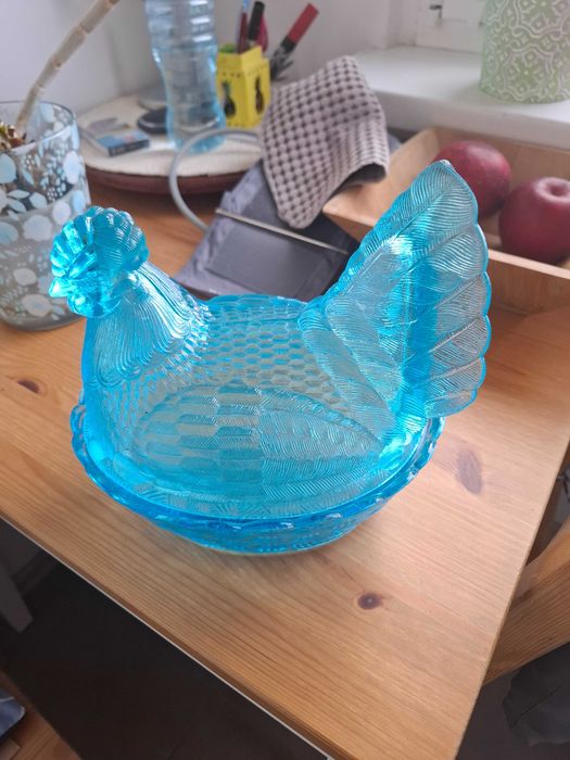 Duża niebieska kura bomboniera PRL 21,5 cm, typ HSG Ząbkowice
