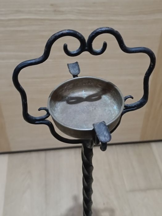 Cinzeiro de pé em ferro forjado