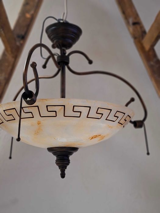 Klasyczny żyrandol mosiężny