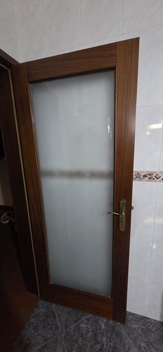 Porta interior em madeira, com vidro em excelente estado.
