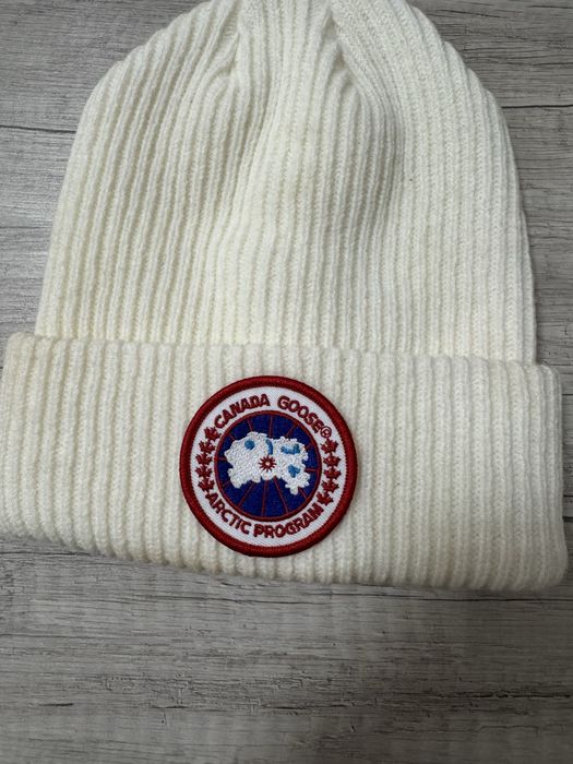Продам  шапку Canada Goose.