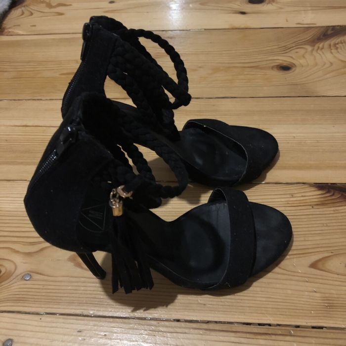 Czarne szpilki zamszowe