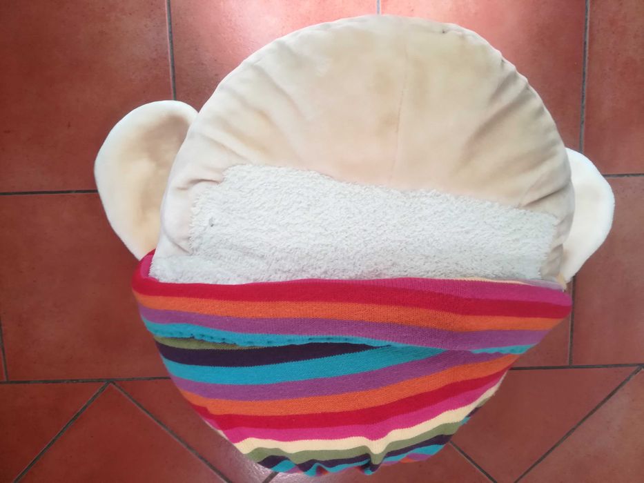 Peluche / puff, ovelha aveludado com carapuço.