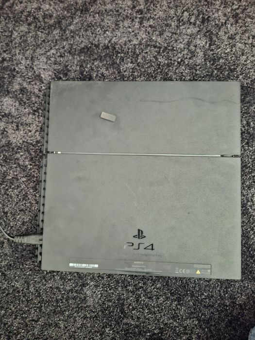 Playstation 4 + 4 jogos + 1 comando