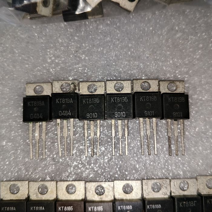 Транзистор КТ818