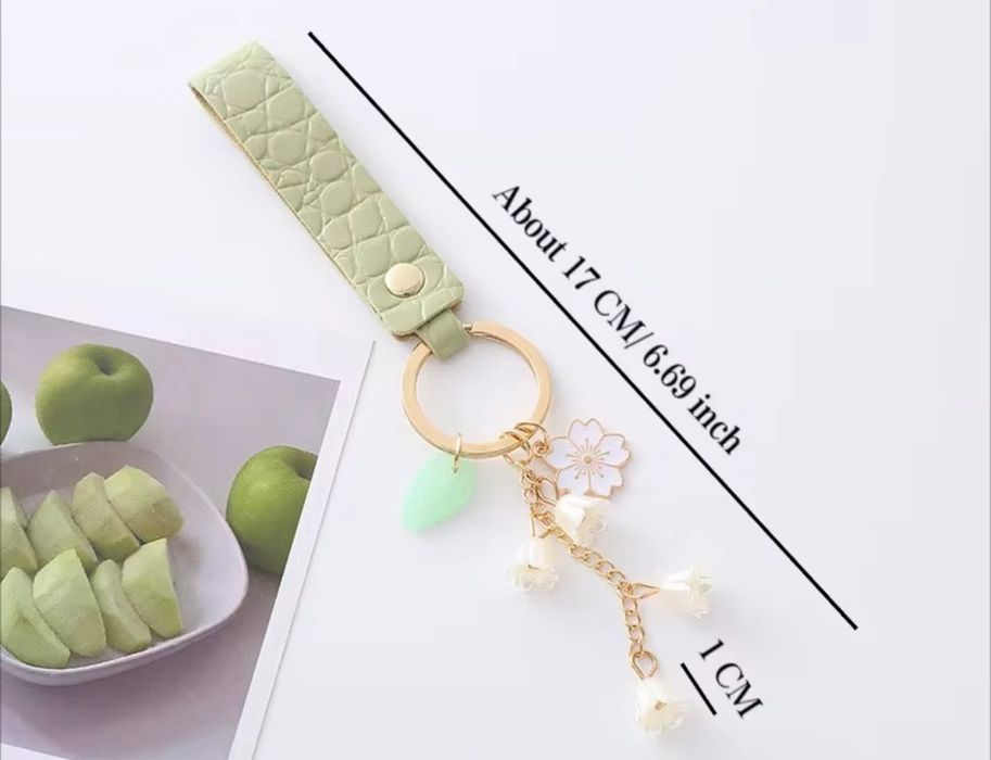 Cudny brelok białe Konwalie pasek PU