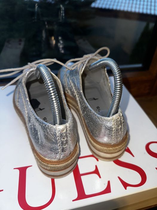 Srebrne trampki oksfordki buty 37 Tamaris