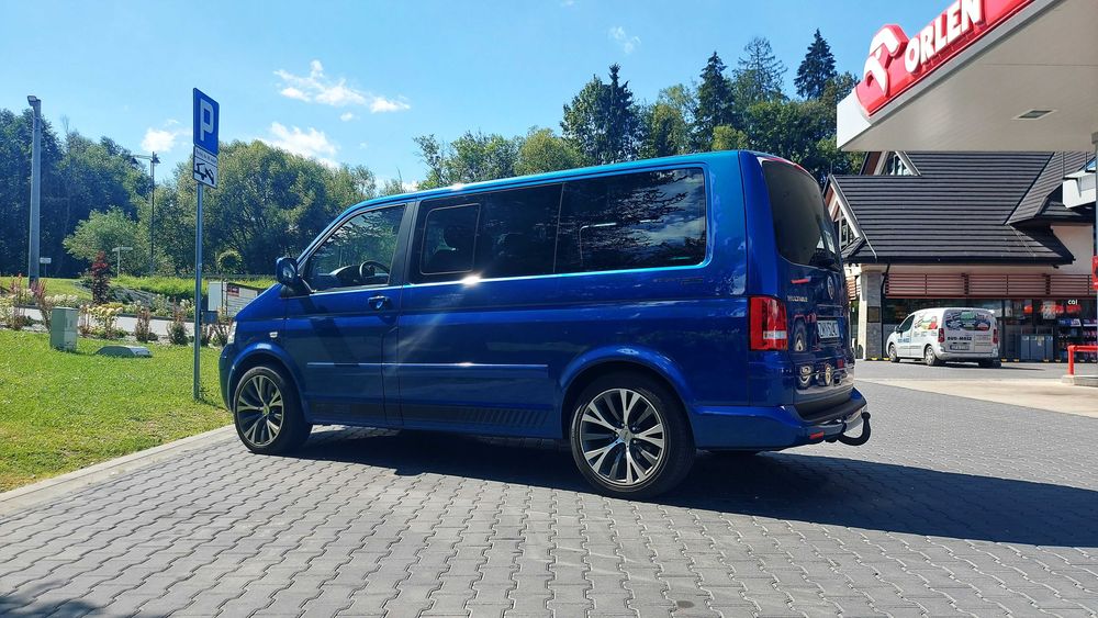 VW Multivan T5 z fabrycznymi dodatkami