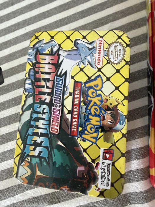 Vende se 315 cartas + 2 caixas + 2 douradas pokemon