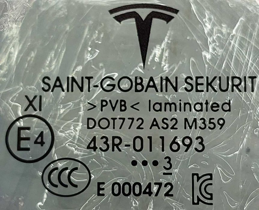 Продам подвійне скло передньої правої та лівої дверки на Tesla Model Y