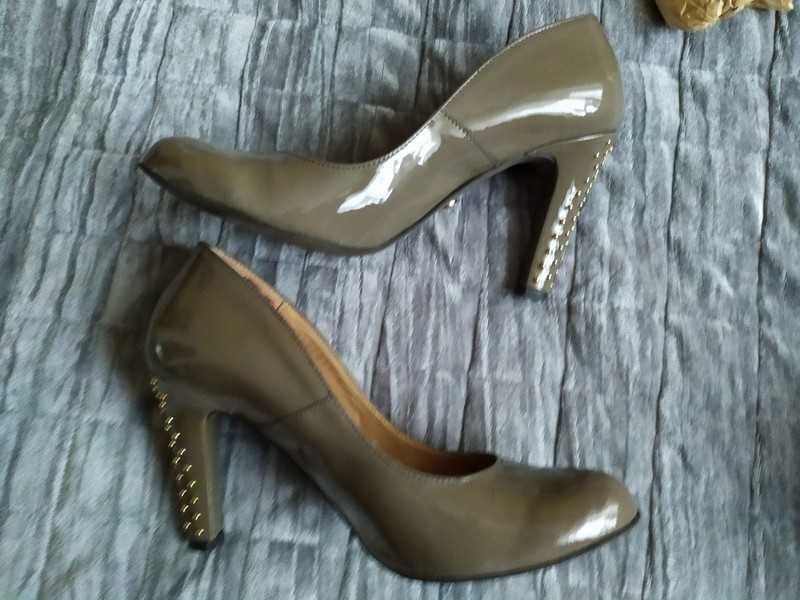 Lakierowane czółenka Ryłko 39