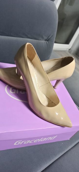 Buty szpilki beżowe skóra