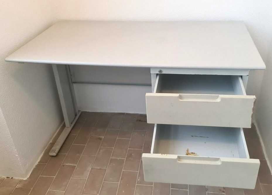 Secretárias em metal com o tampo branco