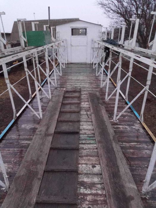 Бджоловіз бджолопавільон.