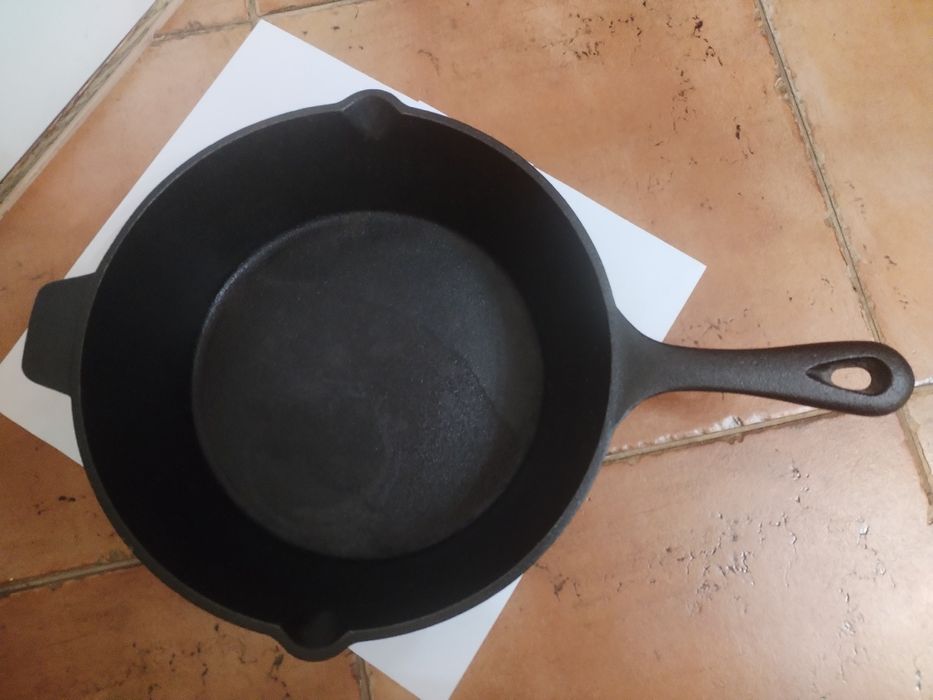 Patelnia żeliwna, ciężka, głęboka, z odlewaną rączką