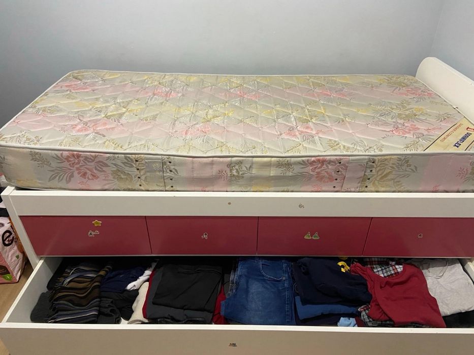 Cama de solteiro com gavetas