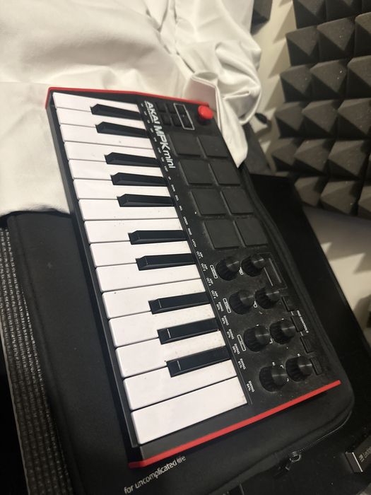 AKAI MPK MINI (usada 3x)