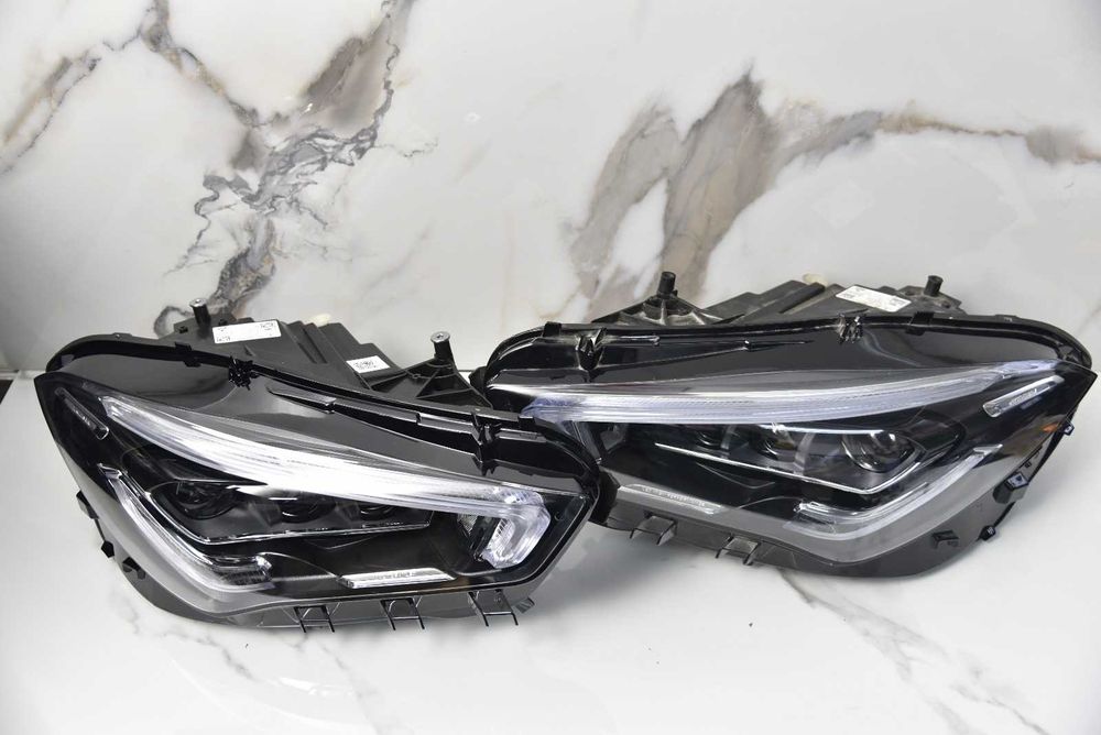FAROL DIREITO – MERCEDES-BENZ CLA (2019–2023)